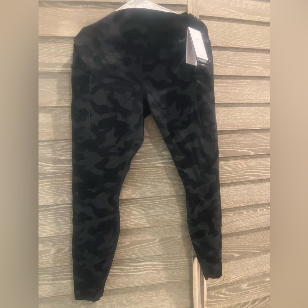 Nike Sport Leggings 
High rise 7/8 
Large 
Never worn 
With tags